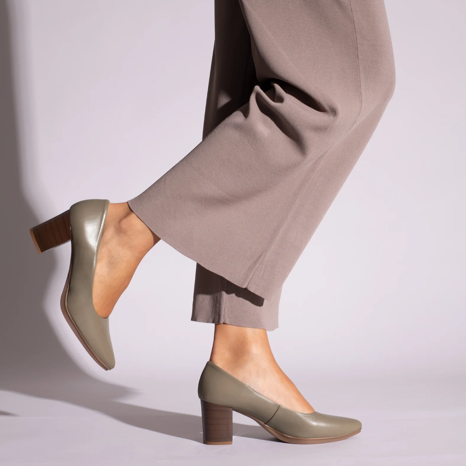 URBAN S SALON - Zapato TAUPE con tacón madera - Image 6