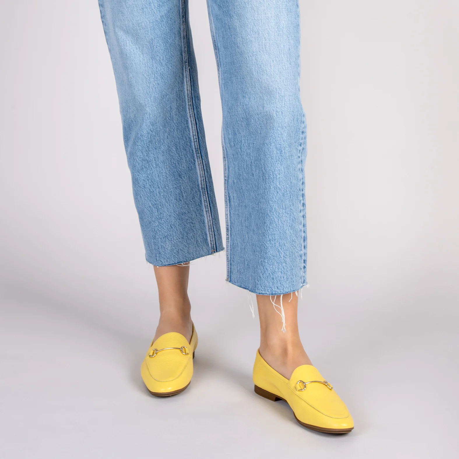 STYLE – Mocasines planos con adorno metalizado AMARILLO - Image 8