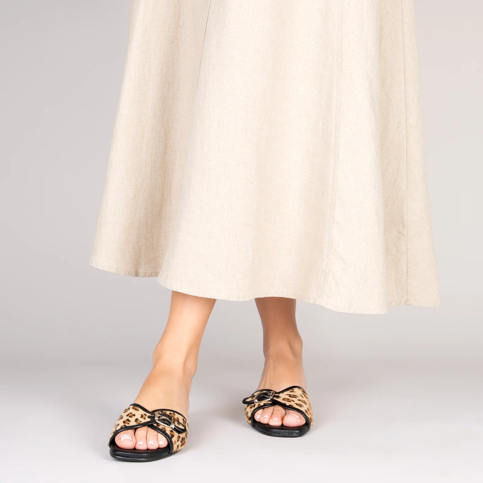 NAIROBI – Sandalias planas elegantes de mujer LEOPARDO - Image 2