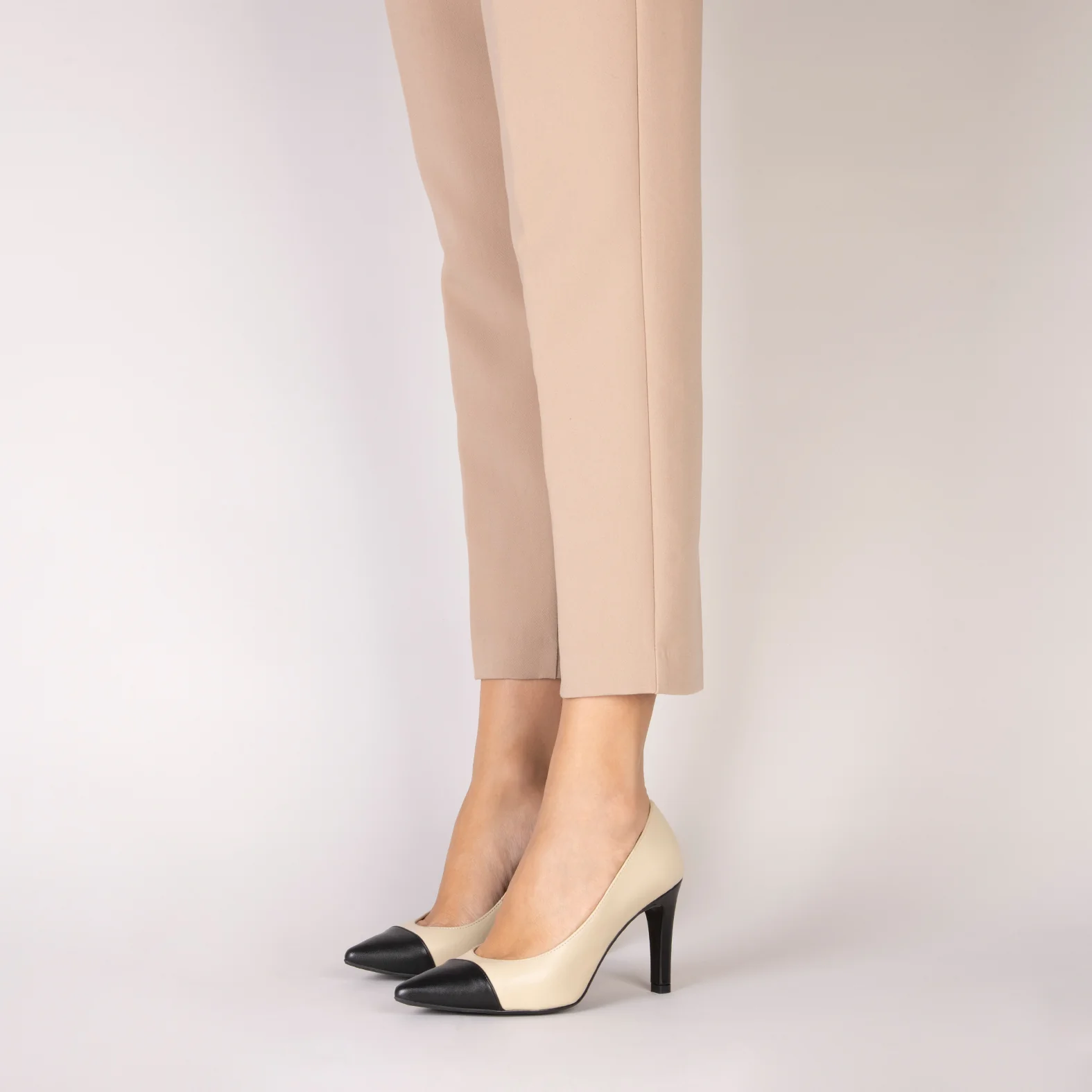 BIANCA - Zapatos BEIGE de tacón alto y puntera NEGRO - Image 2