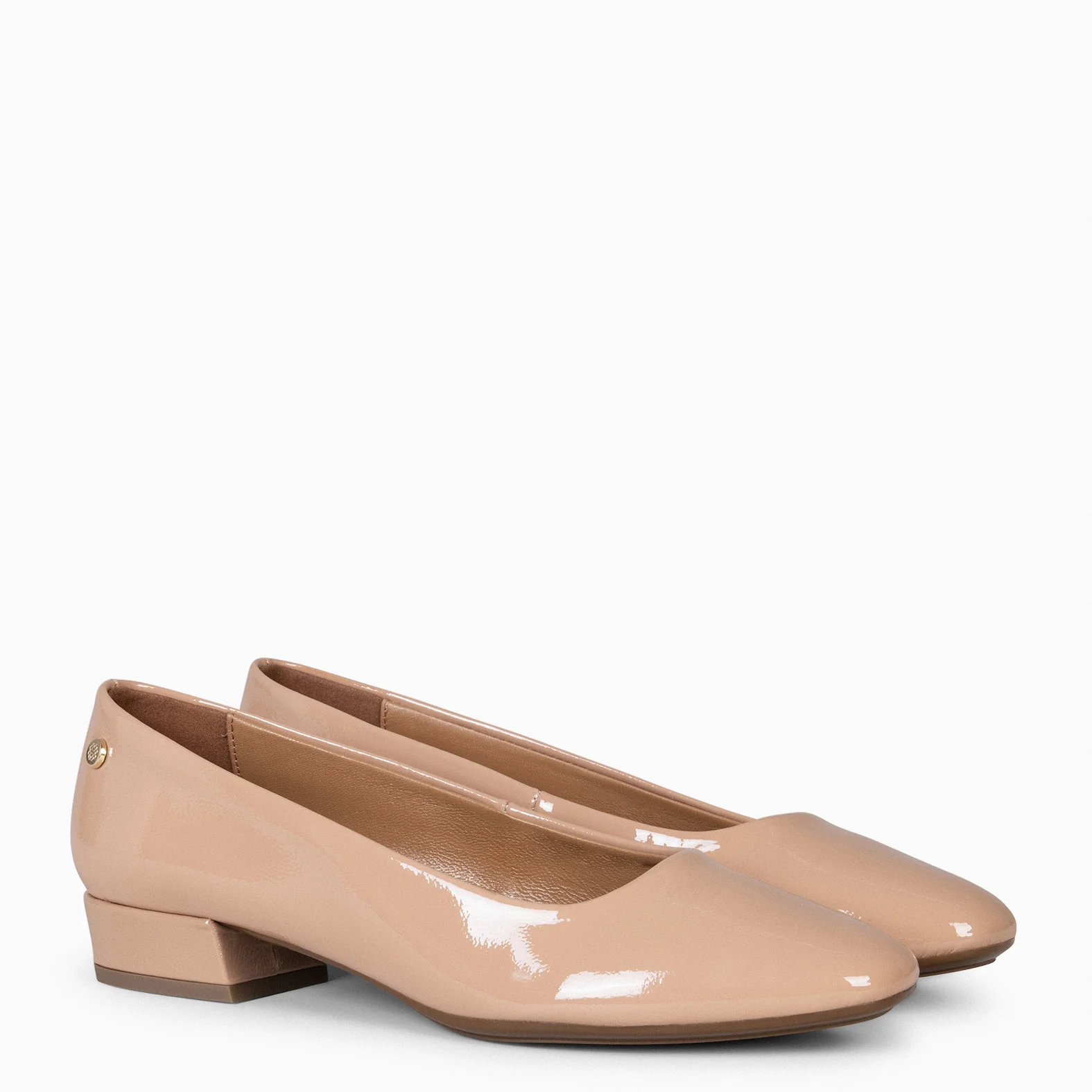 URBAN XS – Zapatos de tacón bajo de charol NUDE - Image 2