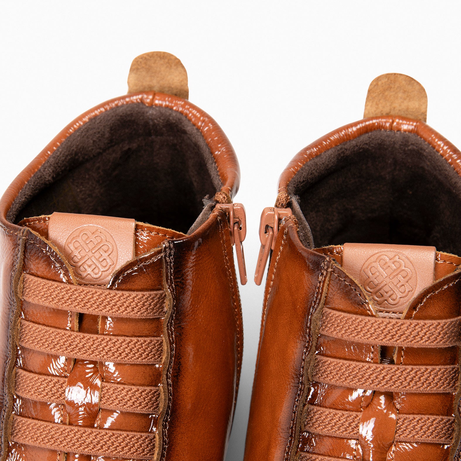 FLEXY - Zapatillas Abotinadas de charol CAMEL - Image 6