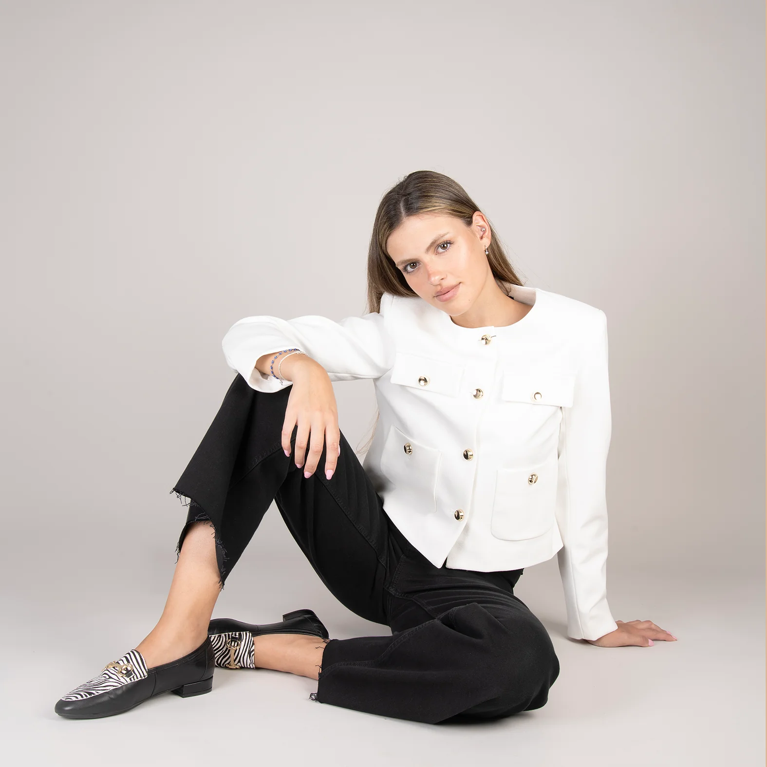 STYLE SAUVAGE - Mocasín tacón bajo CEBRA - Image 11
