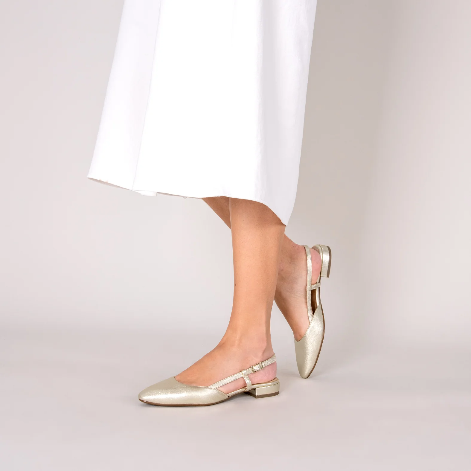 BRUNCH – Zapatos Planos Destalonados PLATINO - Image 2