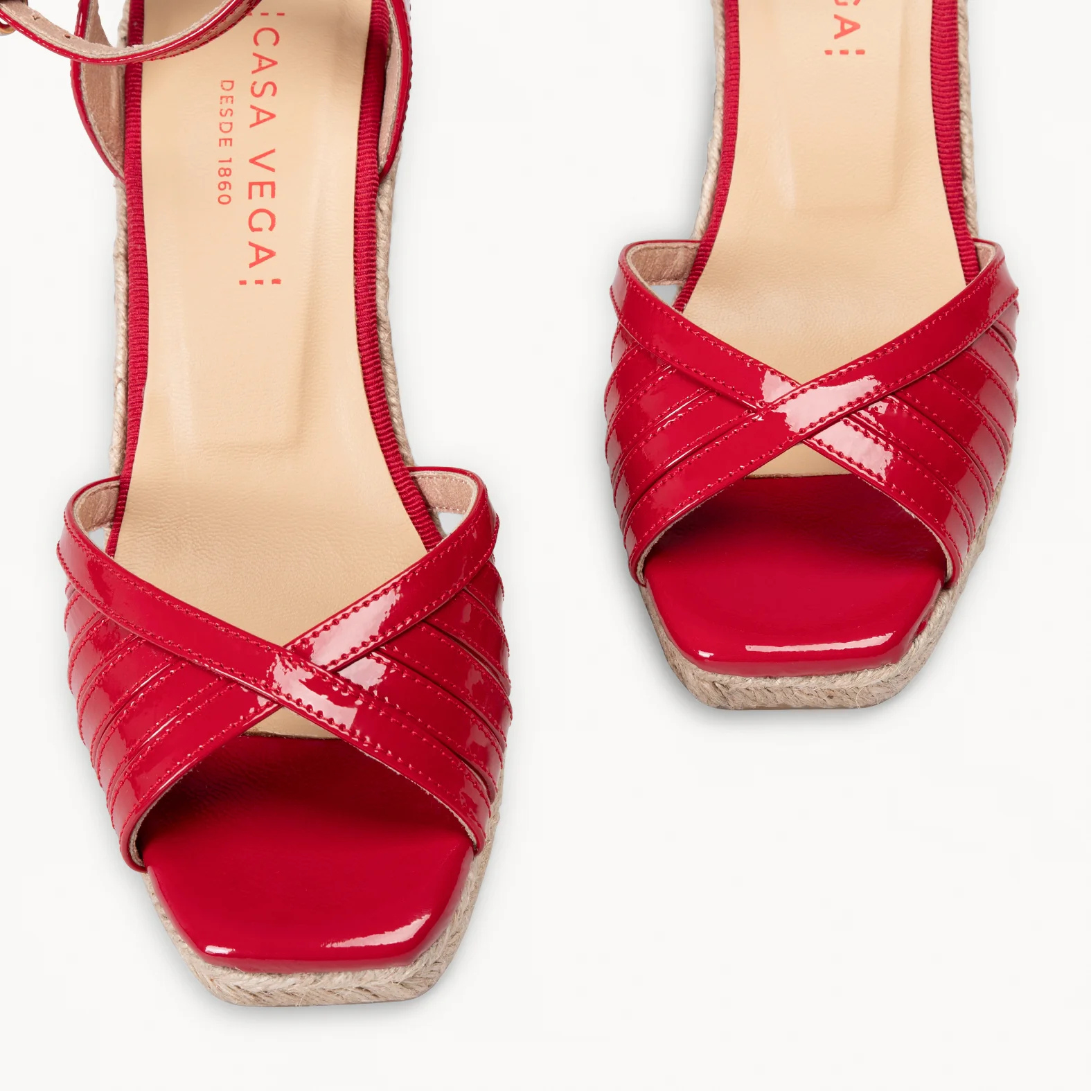 ISABEL - SANDALIAS ROJAS DE TIRAS CRUZADAS CON CUÑA - Image 3