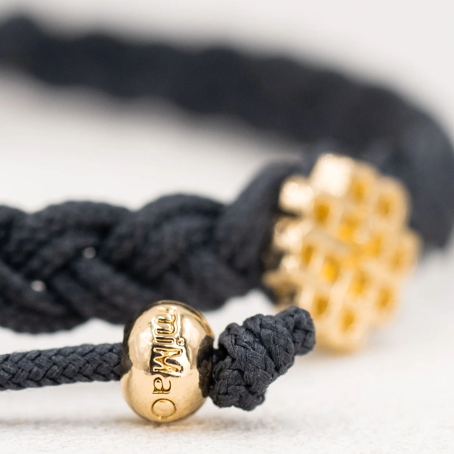 PULSERA GRIS DE LA SERENIDAD ORO - Image 5
