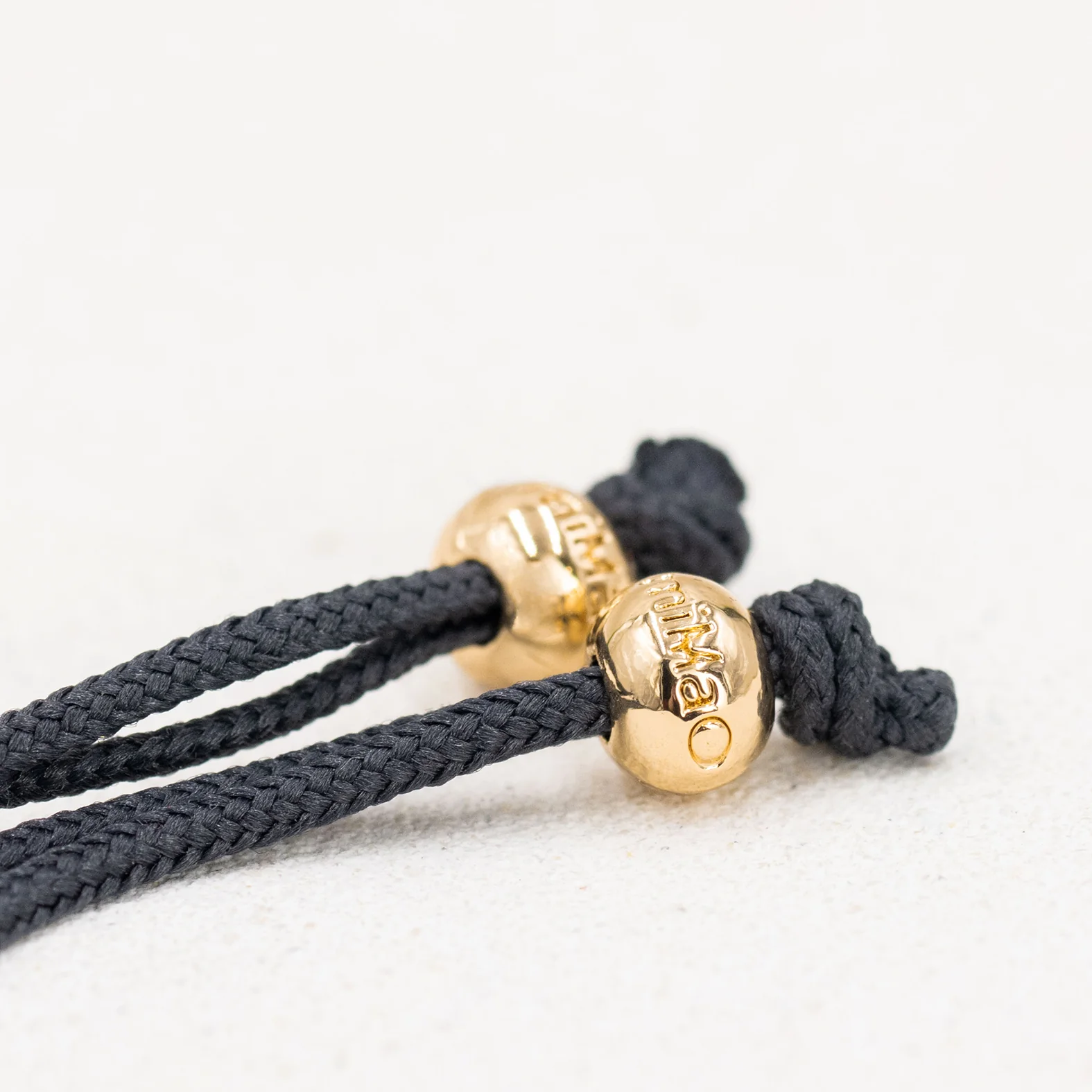 PULSERA GRIS DE LA SERENIDAD ORO - Image 6