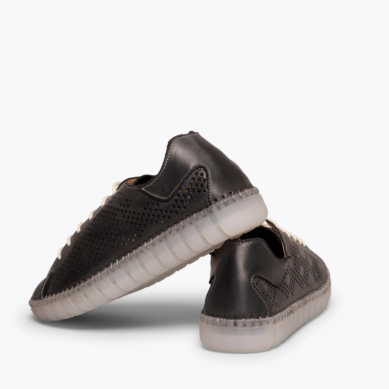 FLEXY Zapatilla NEGRO extra flexible con picado - Image 4